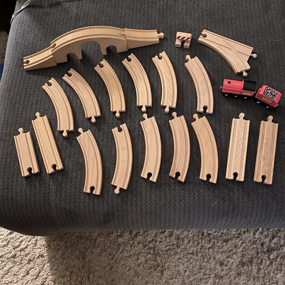 Melissa Doug Classic Wooden Figure Eight Train Set, 23 pcs, Preowned~Engine/1car - Picture 6 of 6